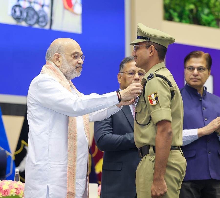 केन्द्रीय गृह एवं सहकारिता मंत्री श्री अमित शाह आज नई दिल्ली में सीमा सुरक्षा बल (BSF) के अलंकरण समारोह और रुस्तमजी स्मृति व्याख्यान में मुख्य अतिथि के रूप में शामिल हुए