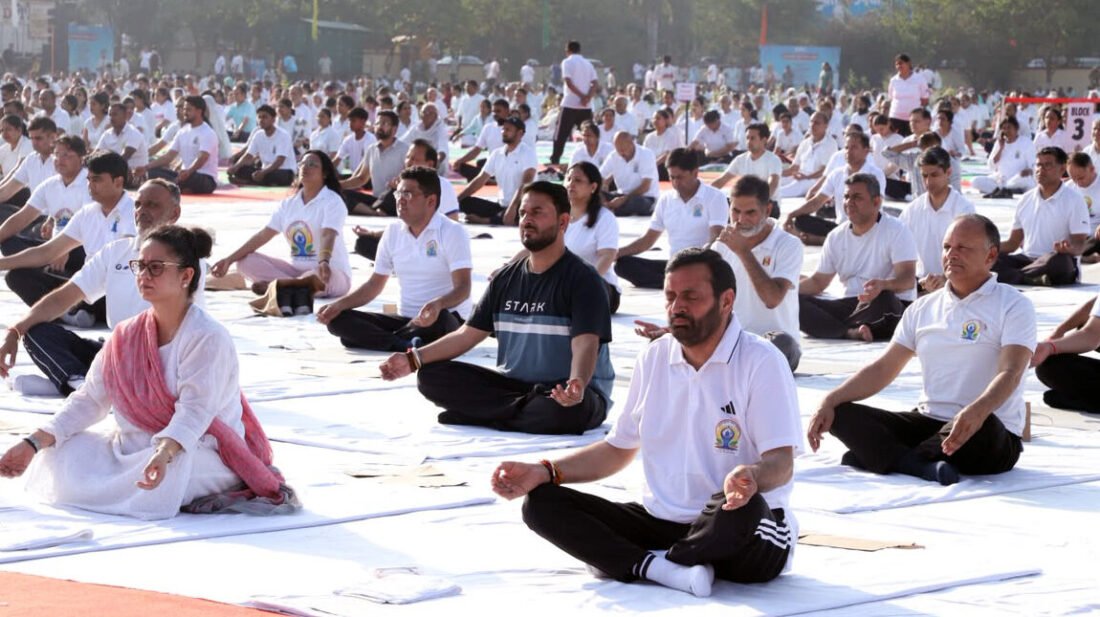पंचकूला हुआ योगमय, राज्य स्तरीय अंतरराष्ट्रीय योग दिवस समारोह में  मुख्यमंत्री श्री नायब सिंह सैनी ने हजारों लोगों संग किया योग