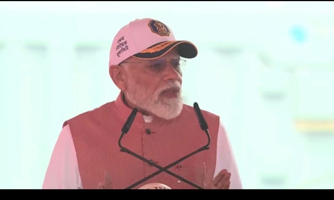 प्रधानमंत्री श्री नरेन्‍द्र मोदी ने पश्चिम बंगाल के कोलकाता स्थित श्यामा प्रसाद मुखर्जी बंदरगाह पर स्वदेशी रूप से डिजाइन और निर्मित तीन नौसैनिक जहाजों – आईएनएस दूनागिरी, आईएनएस संशोधक और आईएनएस अग्रय का शुभारंभ किया