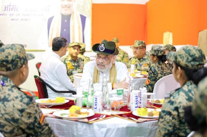 केन्द्रीय गृह एवं सहकारिता मंत्री श्री अमित शाह ने त्रिपुरा में BSF की लंकामूरा सीमा चौकी का निरीक्षण किया, सीमा प्रहरियों से संवाद कर बढ़ाया जवानों का हौसला