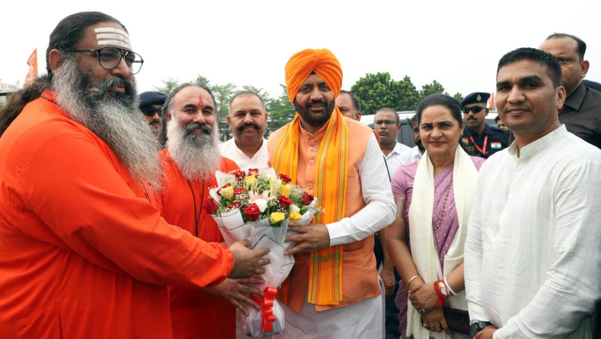 मुख्यमंत्री नायब सिंह सैनी ने पंजाब दौरे के दौरान दिव्य ज्योति जागृति संस्थान पहुंचे