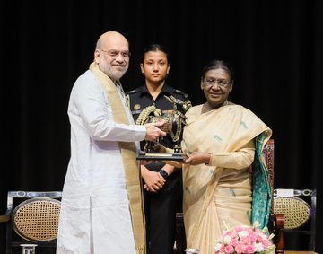 केन्द्रीय गृह एवं सहकारिता मंत्री श्री अमित शाह ने राष्ट्रपति श्रीमती द्रौपदी मुर्मु के साथ बस्तर की सामाजिक परंपराओं के प्रमुख मांझी-चालकी और बस्तर पंडुम के विजेताओं के साथ संवाद किया
