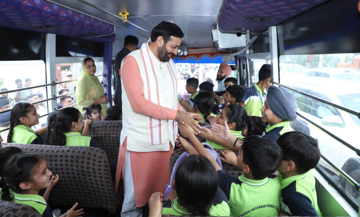 मुख्यमंत्री बच्चों से मिलने स्कूली बस में चढ़े, सीएम से हाथ मिलाकर गदगद हुए बच्चे