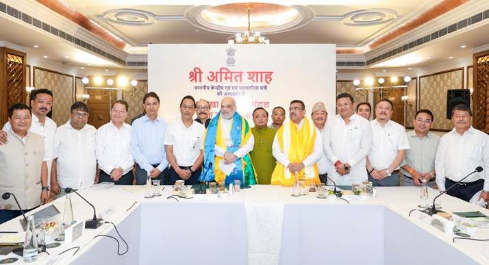केन्द्रीय गृह मंत्री श्री अमित शाह की अध्यक्षता और पश्चिम बंगाल के मुख्यमंत्री श्री शुभेन्दु अधिकारी की उपस्थिति में आज सिलिगुड़ी में विभिन्न हितधारकों और पश्चिम बंगाल के पहाड़ी क्षेत्र के प्रतिनिधियों के साथ एक बैठक आयोजित की गई