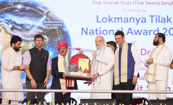 केन्द्रीय गृह एवं सहकारिता मंत्री श्री अमित शाह ने आज पुणे, महाराष्ट्र में राष्ट्रीय सुरक्षा सलाहकार श्री अजीत डोभाल जी को ‘लोकमान्य तिलक नेशनल अवार्ड 2026’ से सम्मानित किया