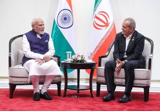एससीओ शिखर सम्मेलन के दौरान प्रधानमंत्री श्री मोदी की ईरान के राष्ट्रपति से मुलाकात