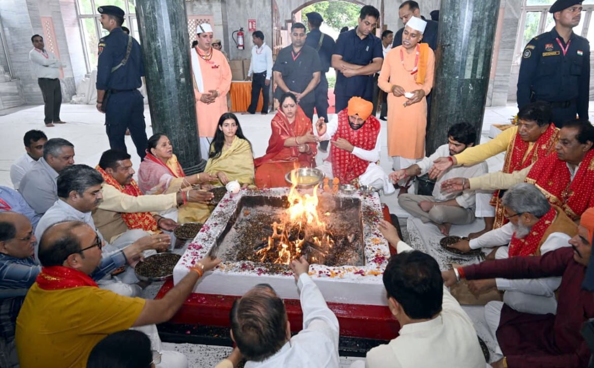 मुख्यमंत्री श्री नायब सिंह सैनी ने धर्मपत्नी सहित प्रथम नवरात्र पर माता मनसा देवी मंदिर में की पूजा-अर्चना, प्रदेशवासियों की सुख-समृद्धि की करी कामना