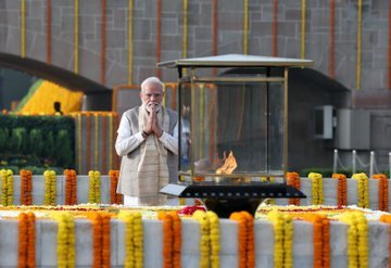 प्रधानमंत्री ने महात्मा गांधी और लाल बहादुर शास्त्री को पुष्पांजलि अर्पित की